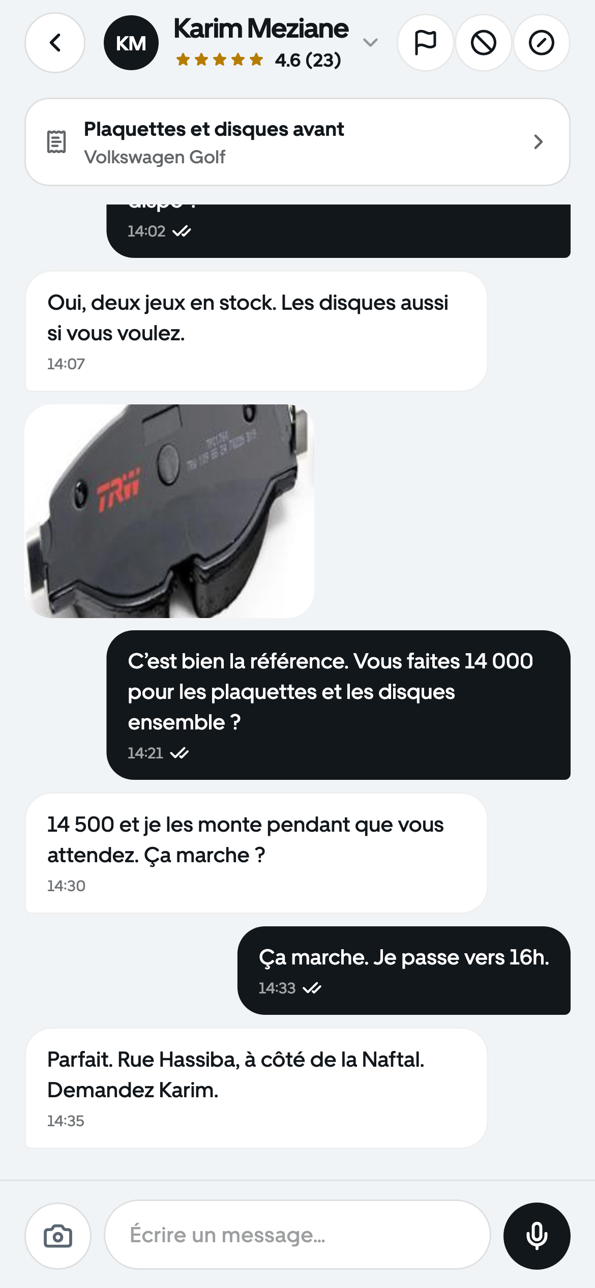 Une discussion avec un vendeur pour s’accorder sur le prix des plaquettes et des disques